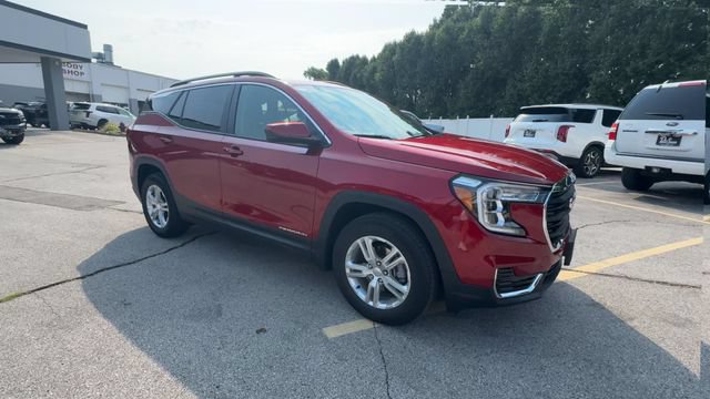 Used 2024 GMC Terrain SLE w/ Driver Convenience Package FWD image 2