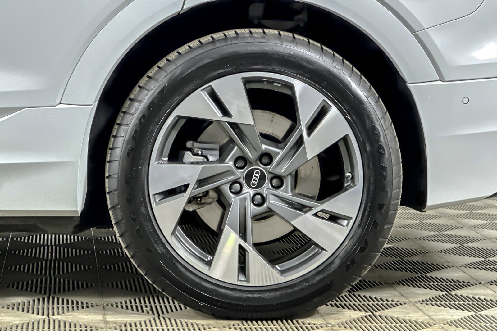 Used 2022 Audi e-tron Premium w/ Convenience Plus Package image 25