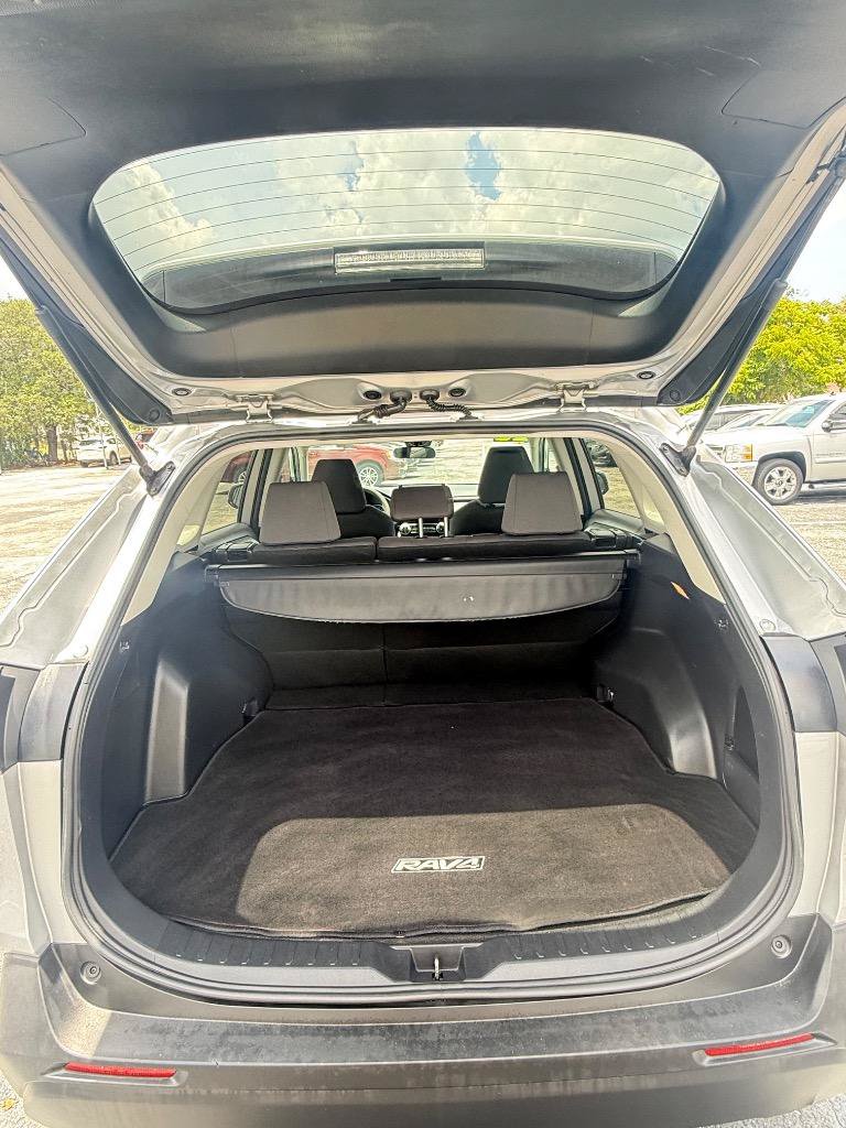 Used 2020 Toyota RAV4 XLE FWD image 21