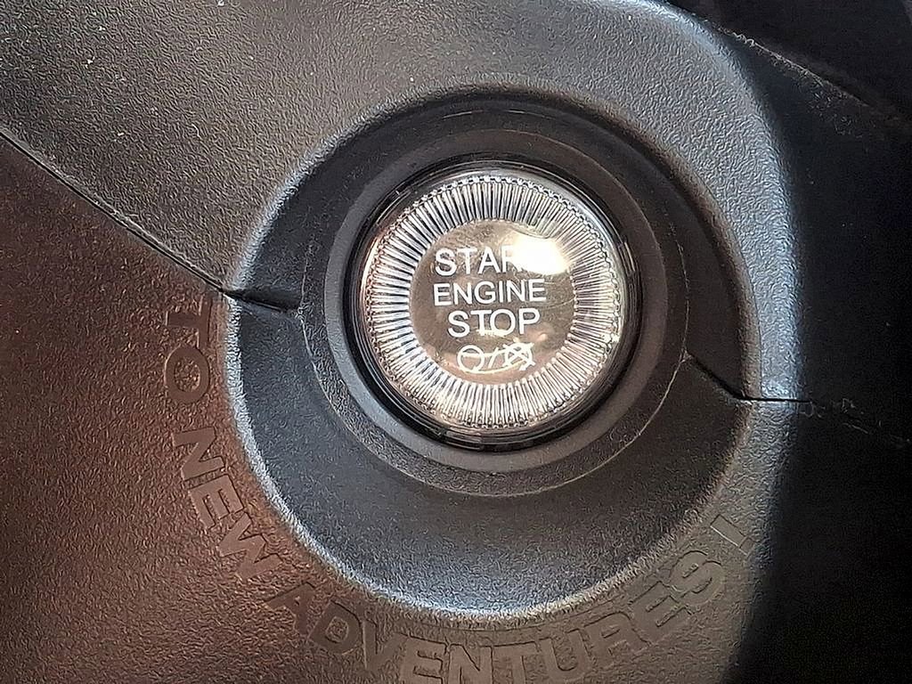 Used 2023 Jeep Renegade Latitude AWD/4WD image 24