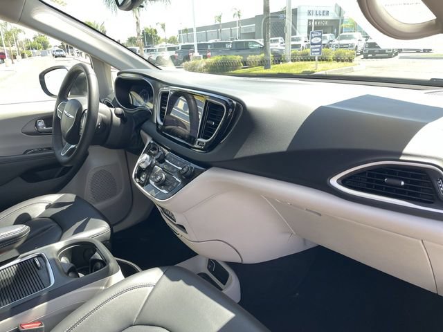 Used 2023 Chrysler Pacifica Touring-L FWD image 28