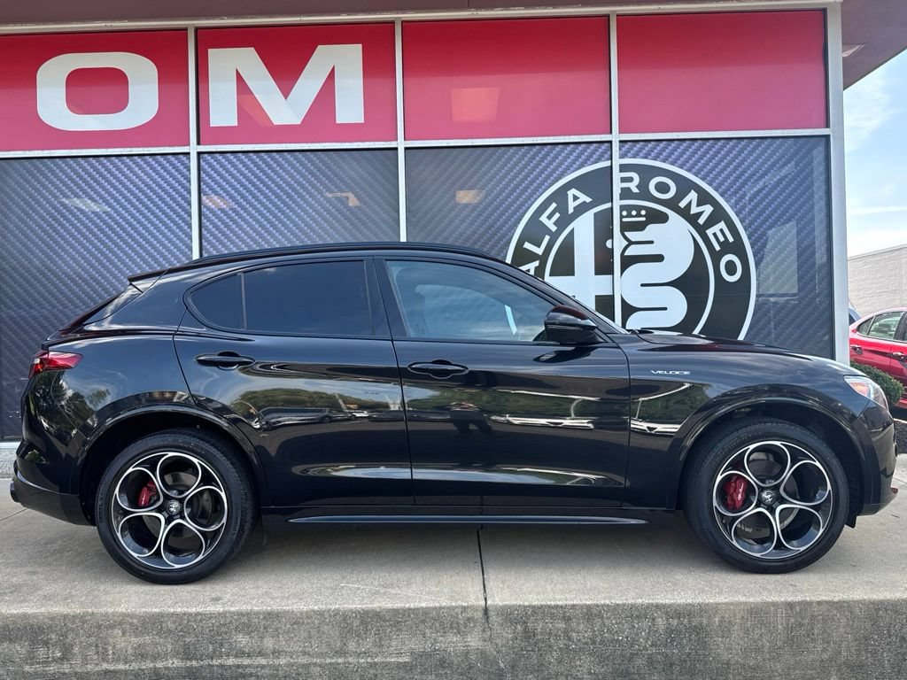Used 2023 Alfa Romeo Stelvio Veloce AWD/4WD image 4