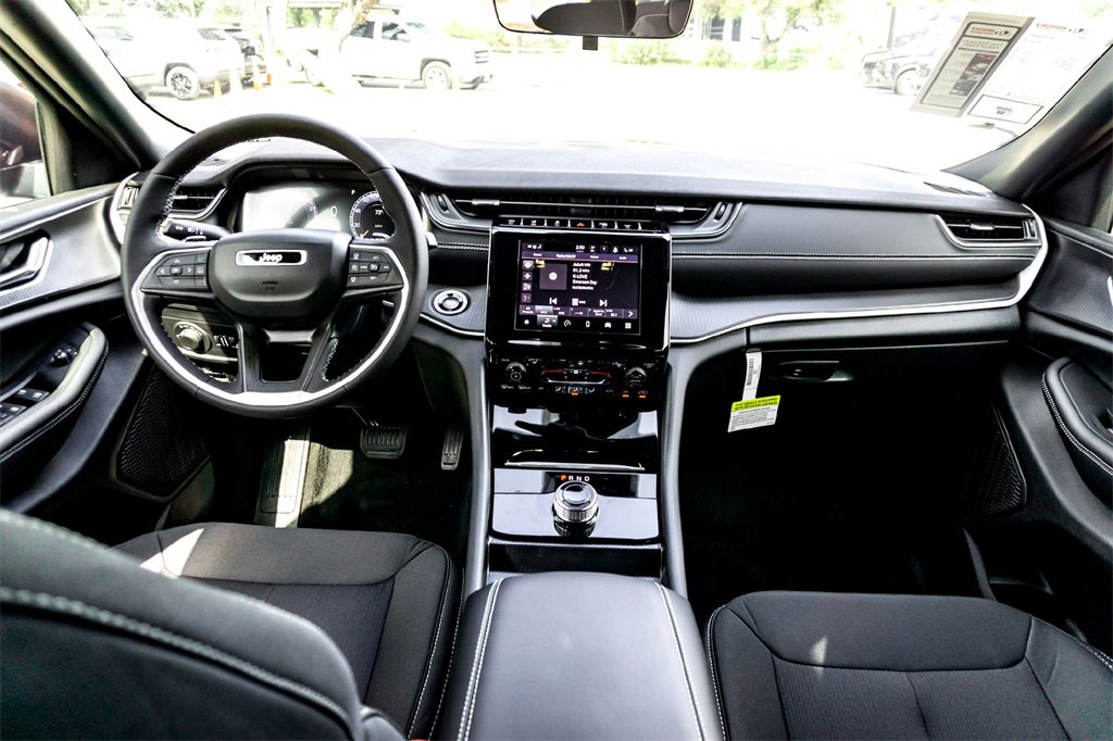 New 2025 Jeep Grand Cherokee Laredo w/ Luxury Tech Group I image 20