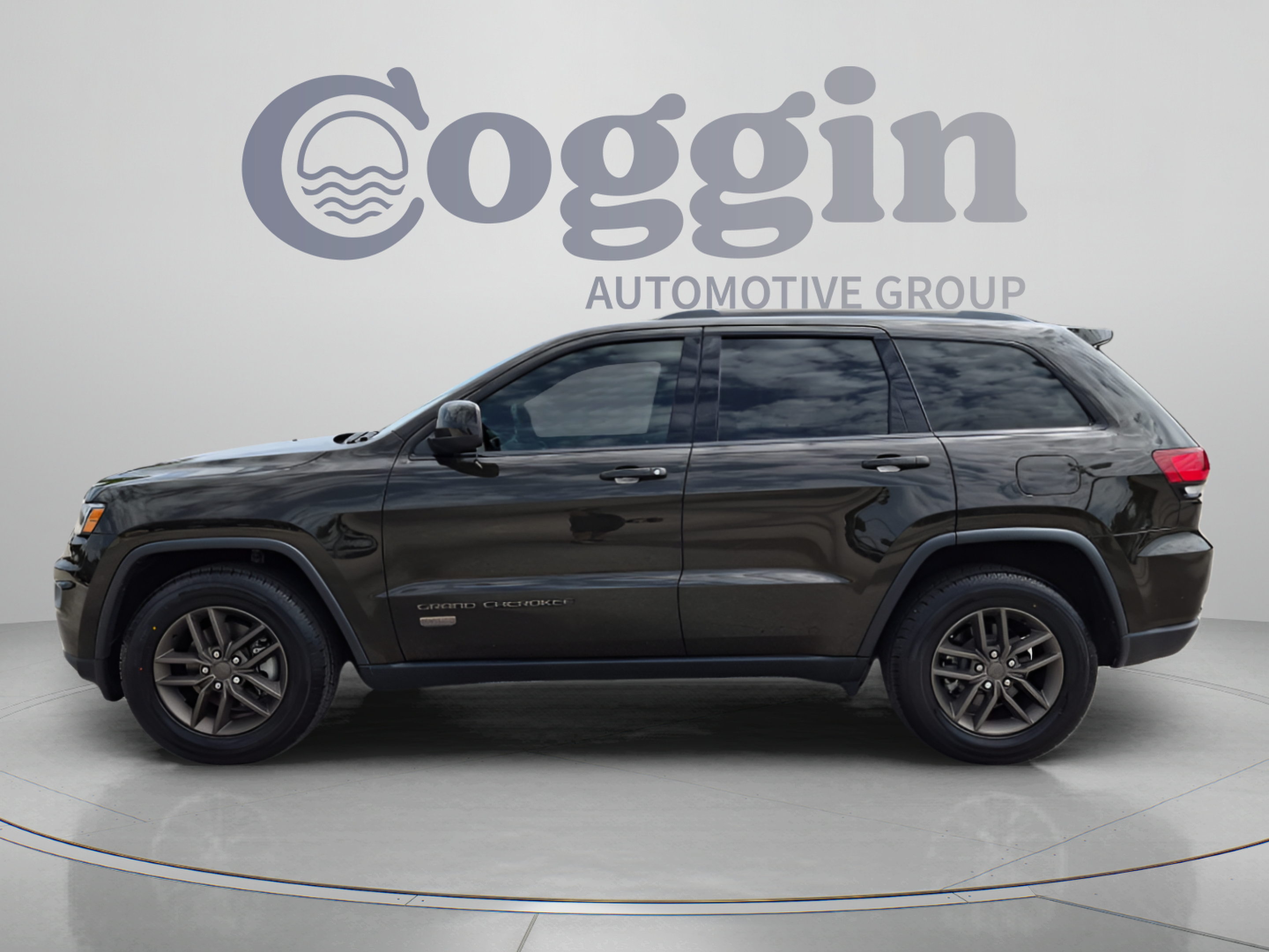 Used 2017 Jeep Grand Cherokee Laredo 75th Anniversary RWD image 3