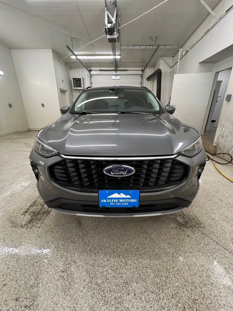 Used 2024 Ford Escape Platinum image 2