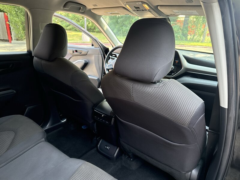 Used 2024 Toyota Highlander LE AWD/4WD image 31