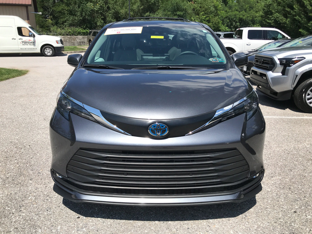 Certified 2025 Toyota Sienna XLE AWD/4WD image 3