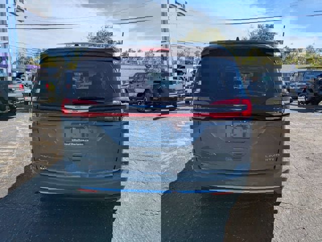 Used 2023 Chrysler Pacifica Limited image 5