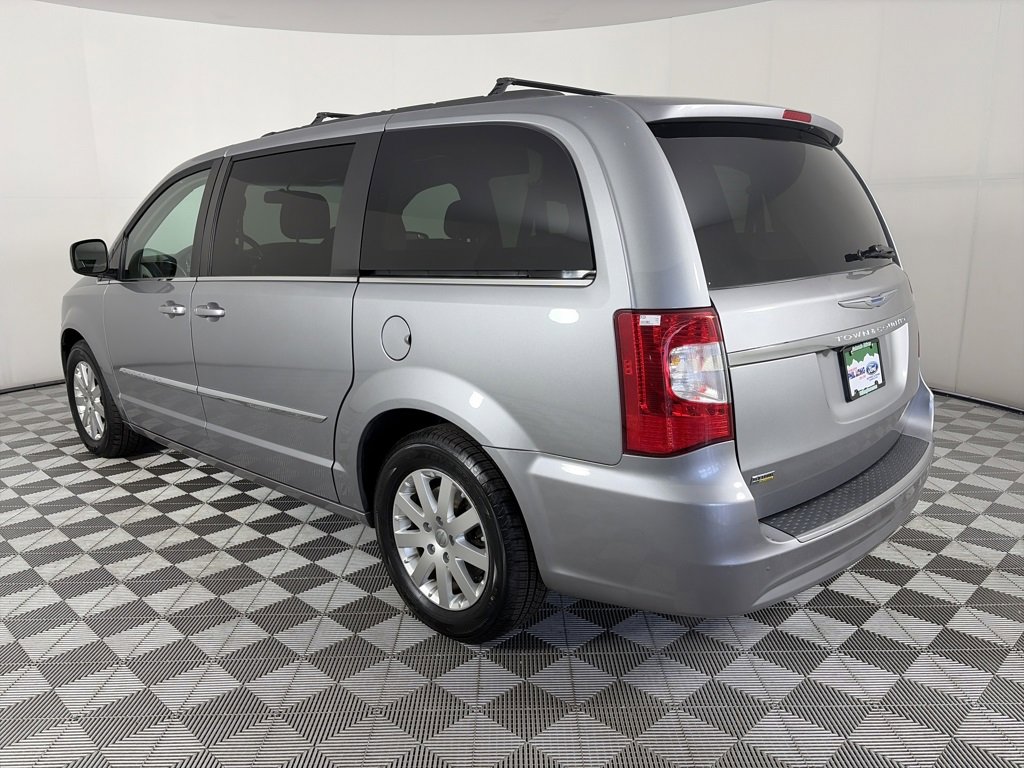 Used 2015 Chrysler Town & Country Touring image 5