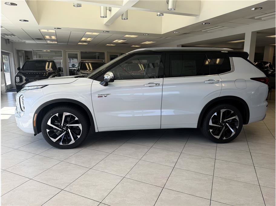 Used 2025 Mitsubishi Outlander 4WD Plug-In Hybrid image 8