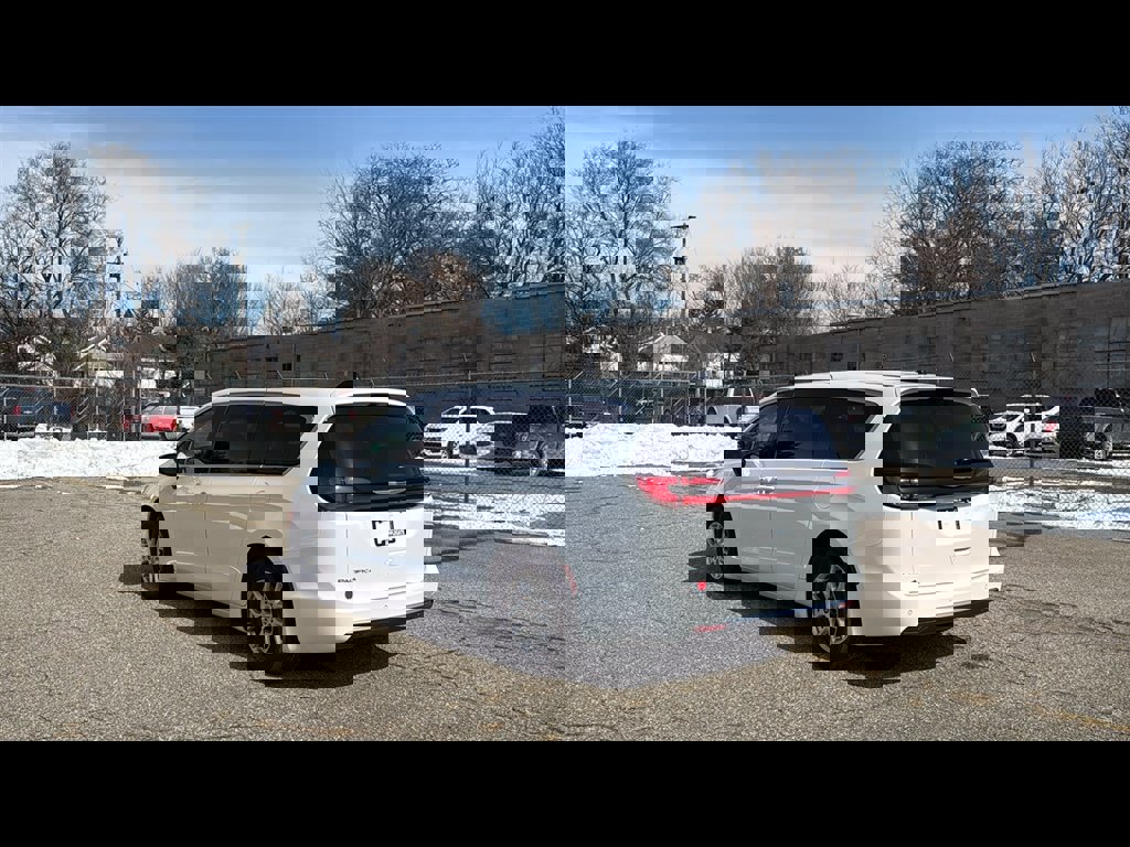 Used 2025 Chrysler Pacifica Select image 4