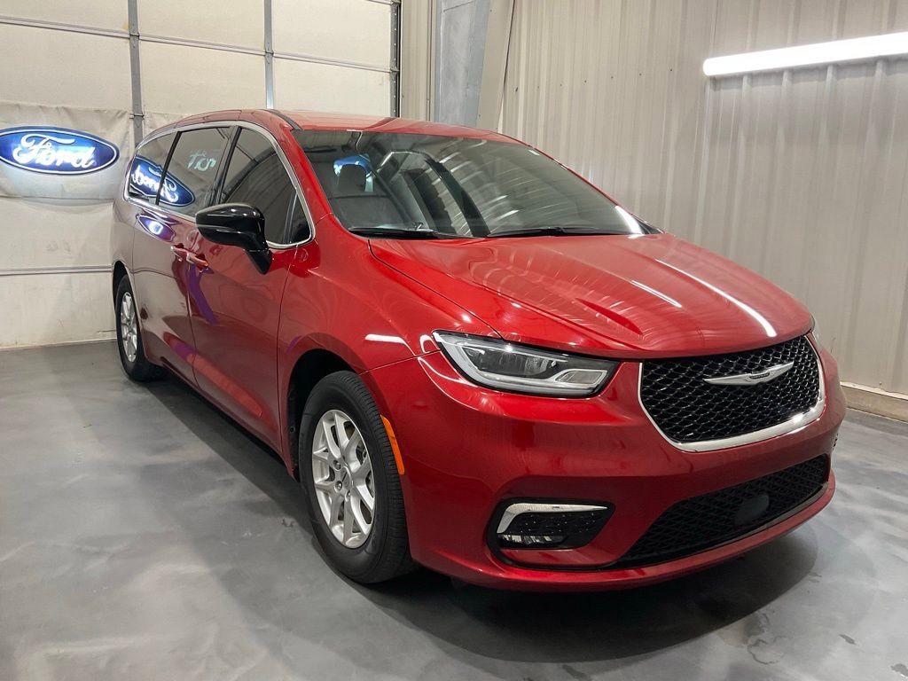 Used 2025 Chrysler Pacifica Select FWD image 1
