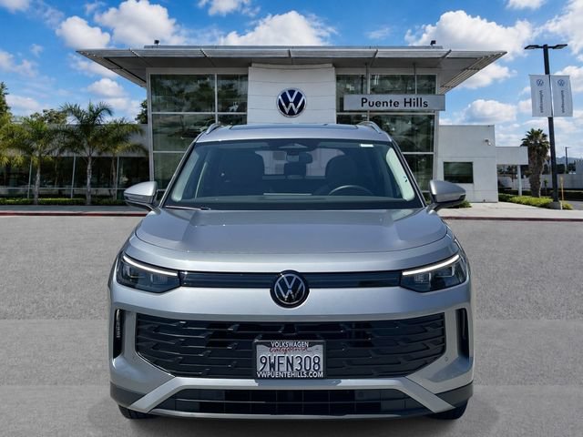 Certified 2026 Volkswagen Tiguan SE w/ Panoramic Sunroof Package FWD image 2