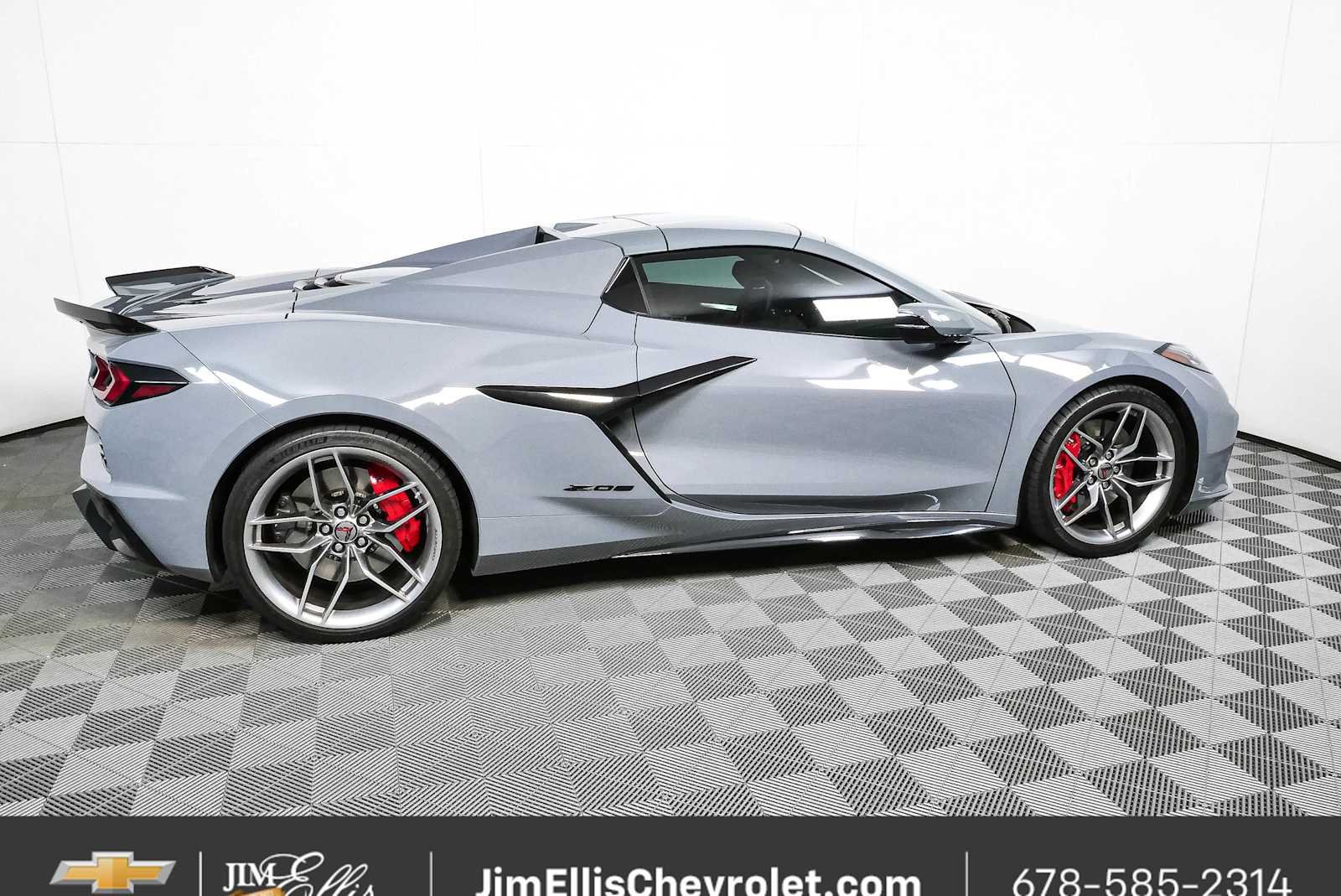 Used 2025 Chevrolet Corvette Z06 RWD image 2