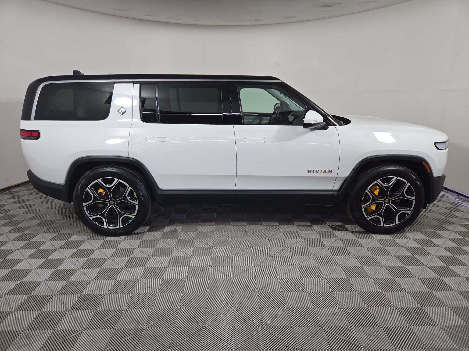 Used 2024 Rivian R1S Adventure AWD/4WD image 6