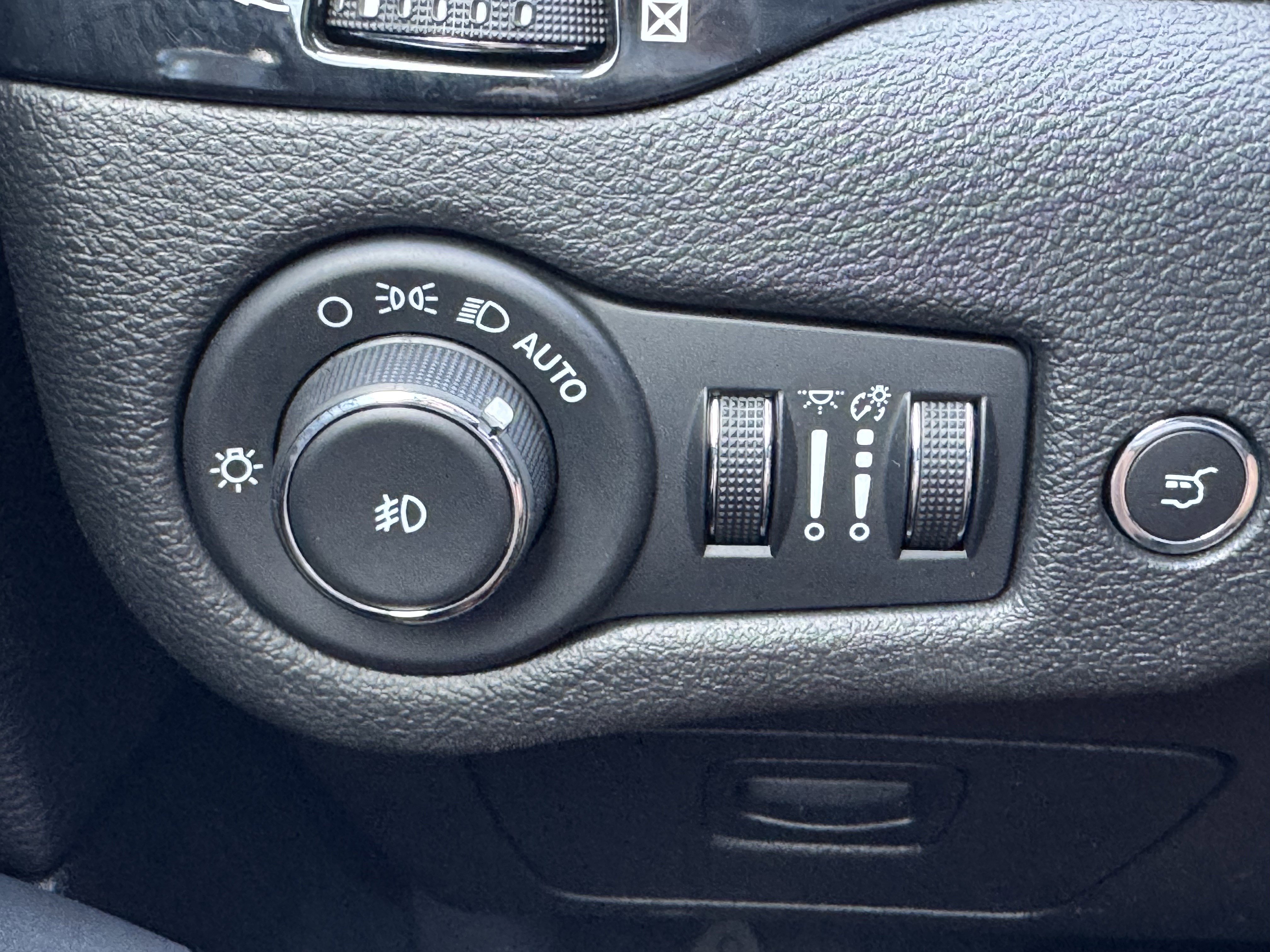 Used 2023 Jeep Cherokee Altitude Lux image 15