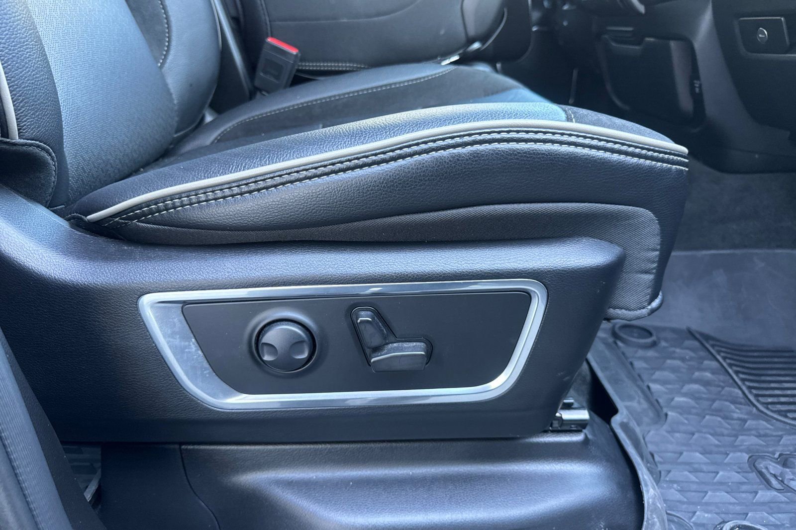 Used 2024 RAM 1500 Laramie image 23