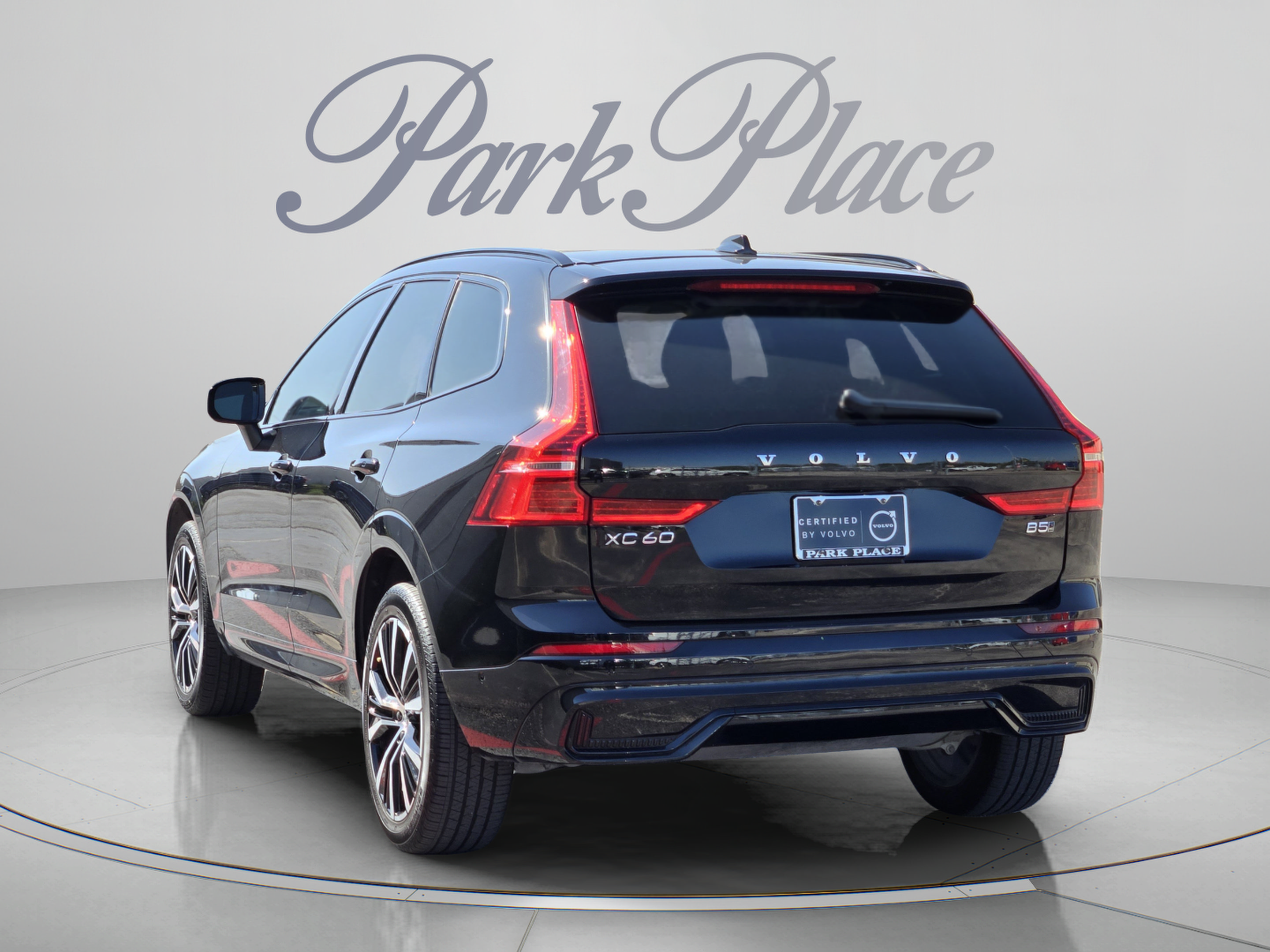 Used 2024 Volvo XC60 B5 Plus w/ Climate Package AWD/4WD image 3
