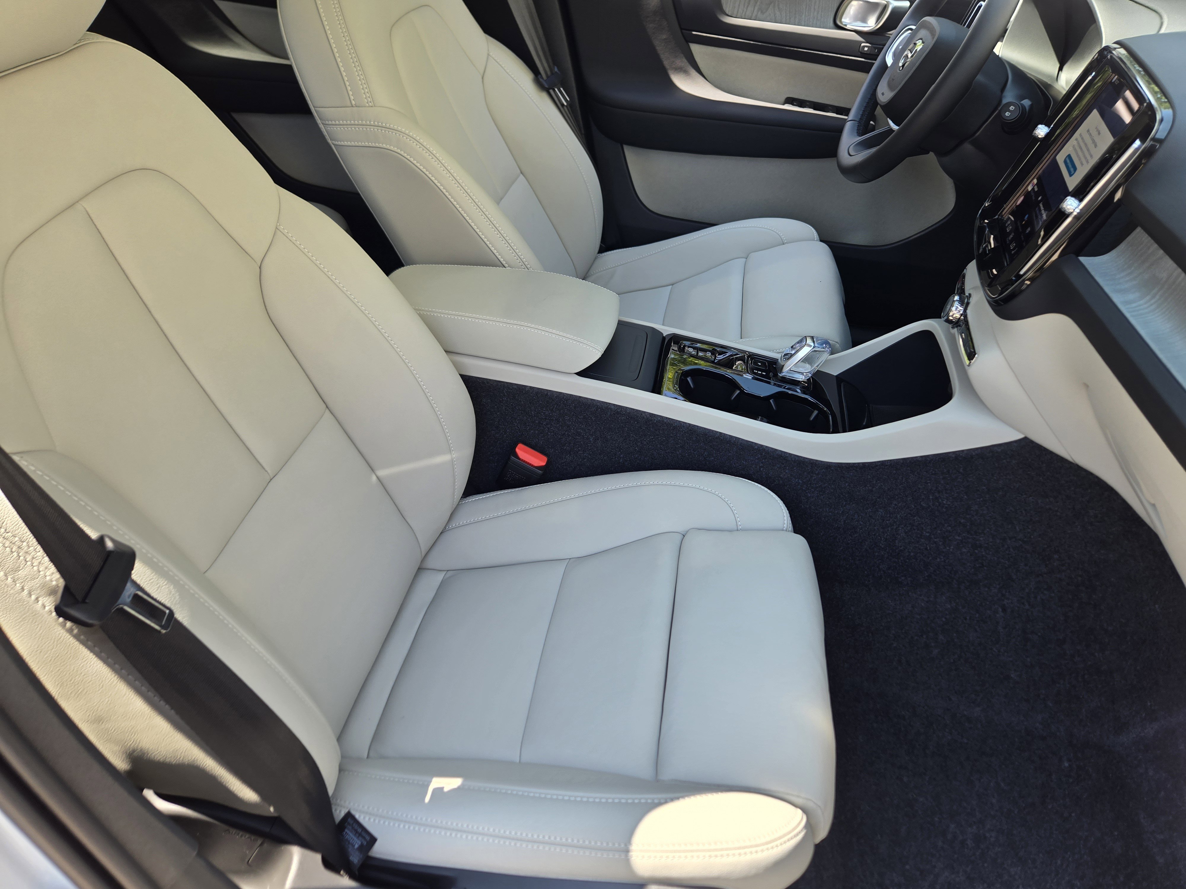 New 2026 Volvo XC40 B5 Plus w/ Protection Package Premier image 17