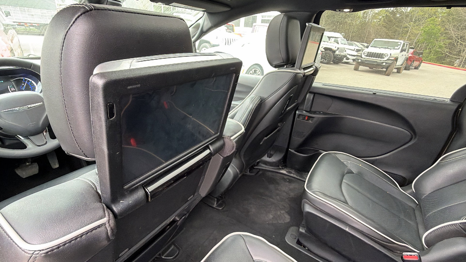 Used 2024 Chrysler Pacifica Premium image 24