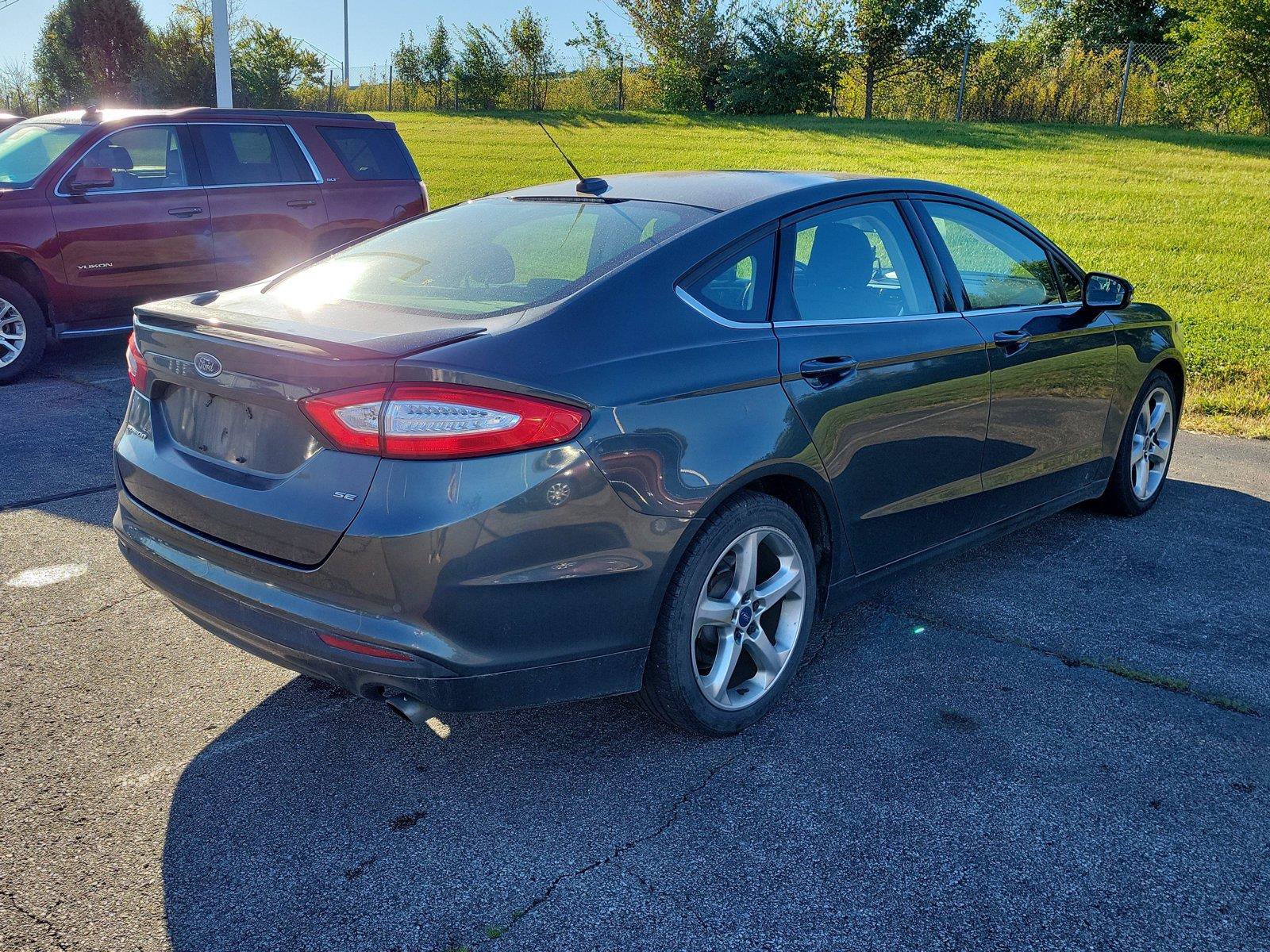 Used 2016 Ford Fusion SE FWD image 8