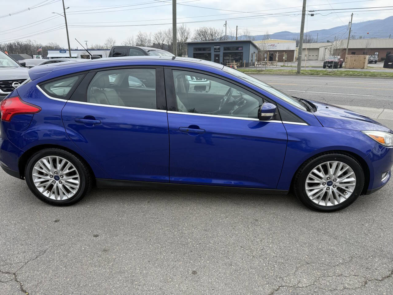 Used 2015 Ford Focus Titanium w/ Titanium Technology Package FWD image 5