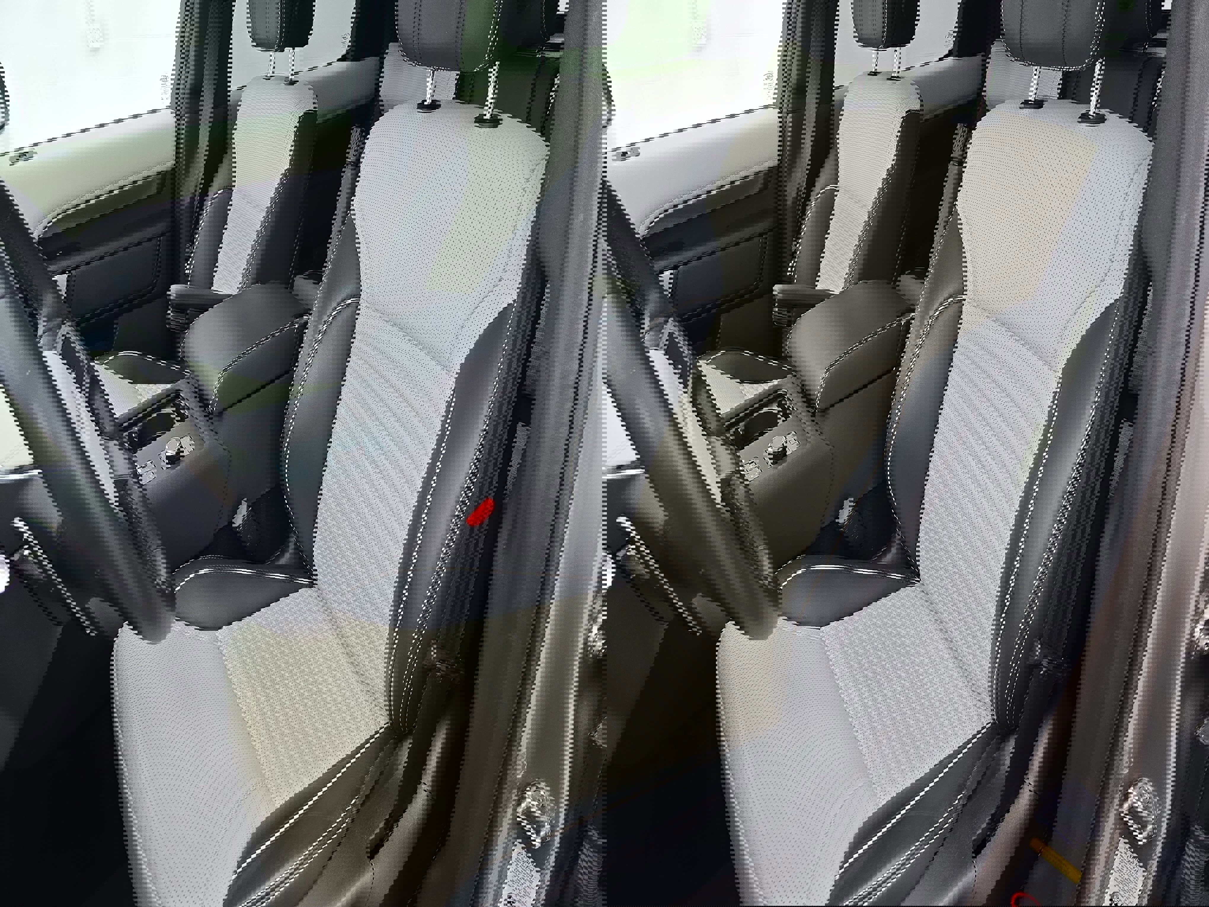 Certified 2024 Land Rover Discovery Metropolitan Edition image 15