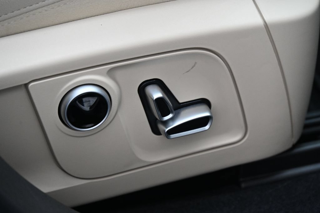 Used 2021 Maserati Levante AWD/4WD image 24