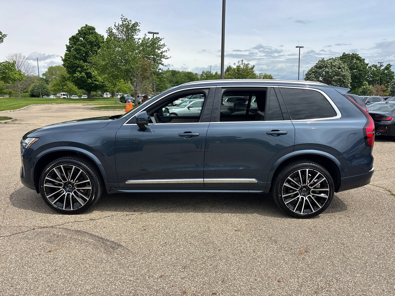 New 2026 Volvo XC90 B6 Plus w/ Protection Package Premier AWD/4WD image 8