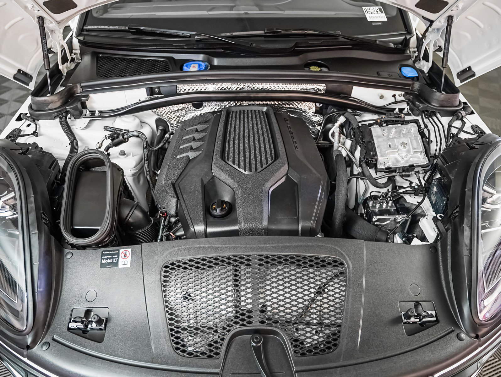 Certified 2025 Porsche Macan image 13