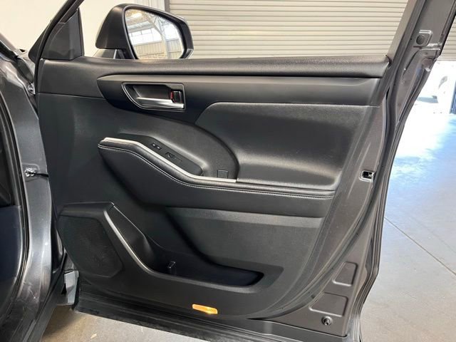 Used 2024 Toyota Highlander XLE AWD/4WD image 12