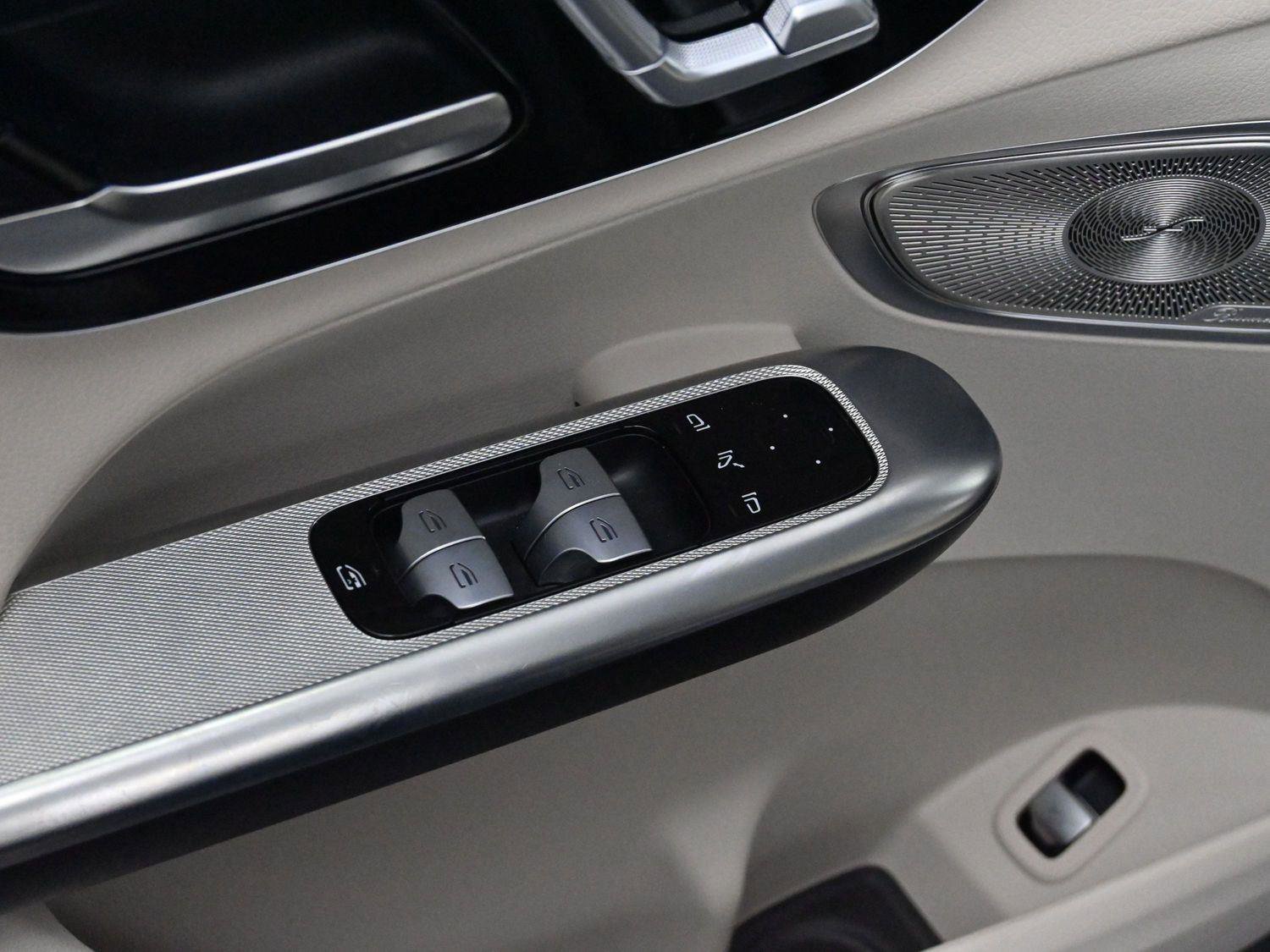 Used 2024 Mercedes-Benz GLC 300 4MATIC image 11