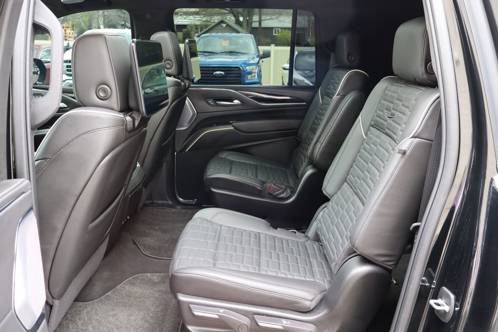 Used 2024 Cadillac Escalade ESV V w/ LPO, ONYX Package AWD/4WD image 15