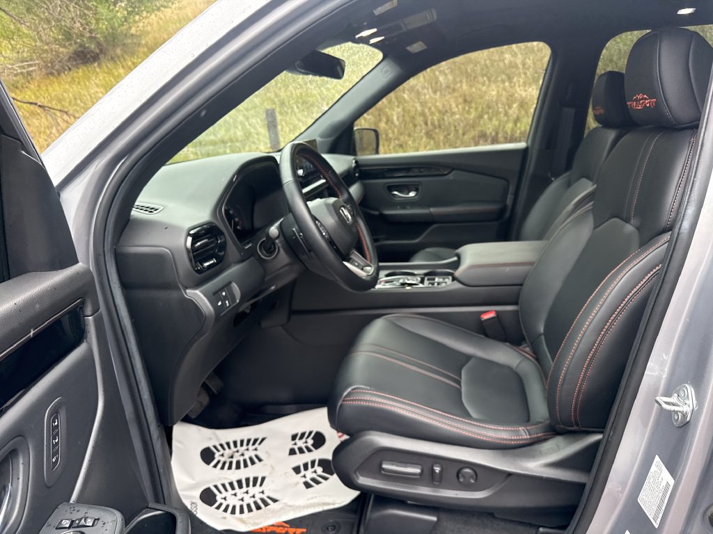 Used 2025 Honda Pilot TrailSport image 11
