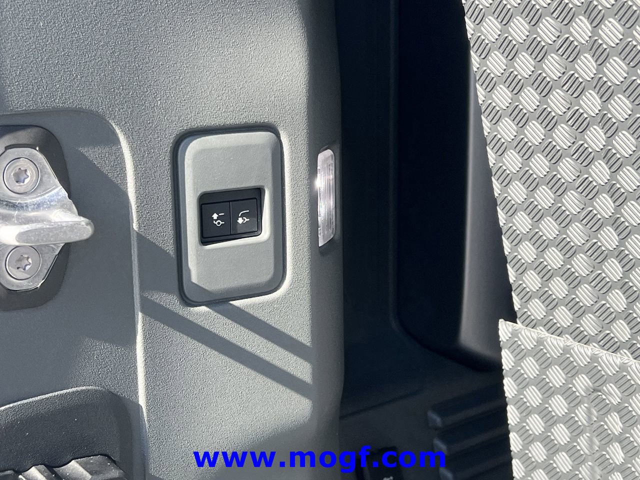 Used 2023 Land Rover Defender 110 X-Dynamic SE image 23