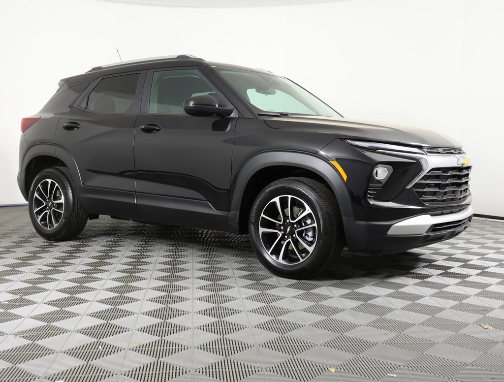 Used 2025 Chevrolet TrailBlazer LT image 3