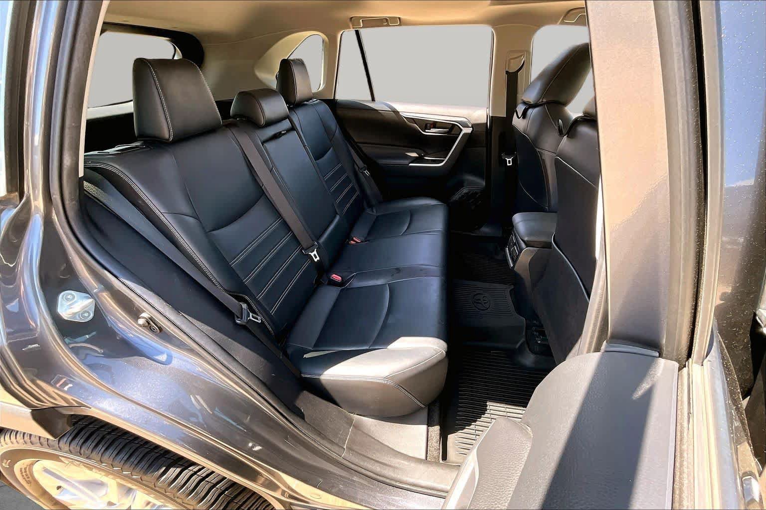 Used 2020 Toyota RAV4 XLE Premium FWD image 19