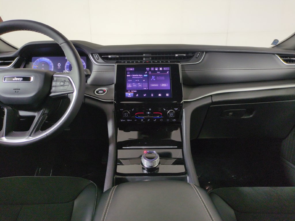 Used 2025 Jeep Grand Cherokee Altitude AWD/4WD image 23