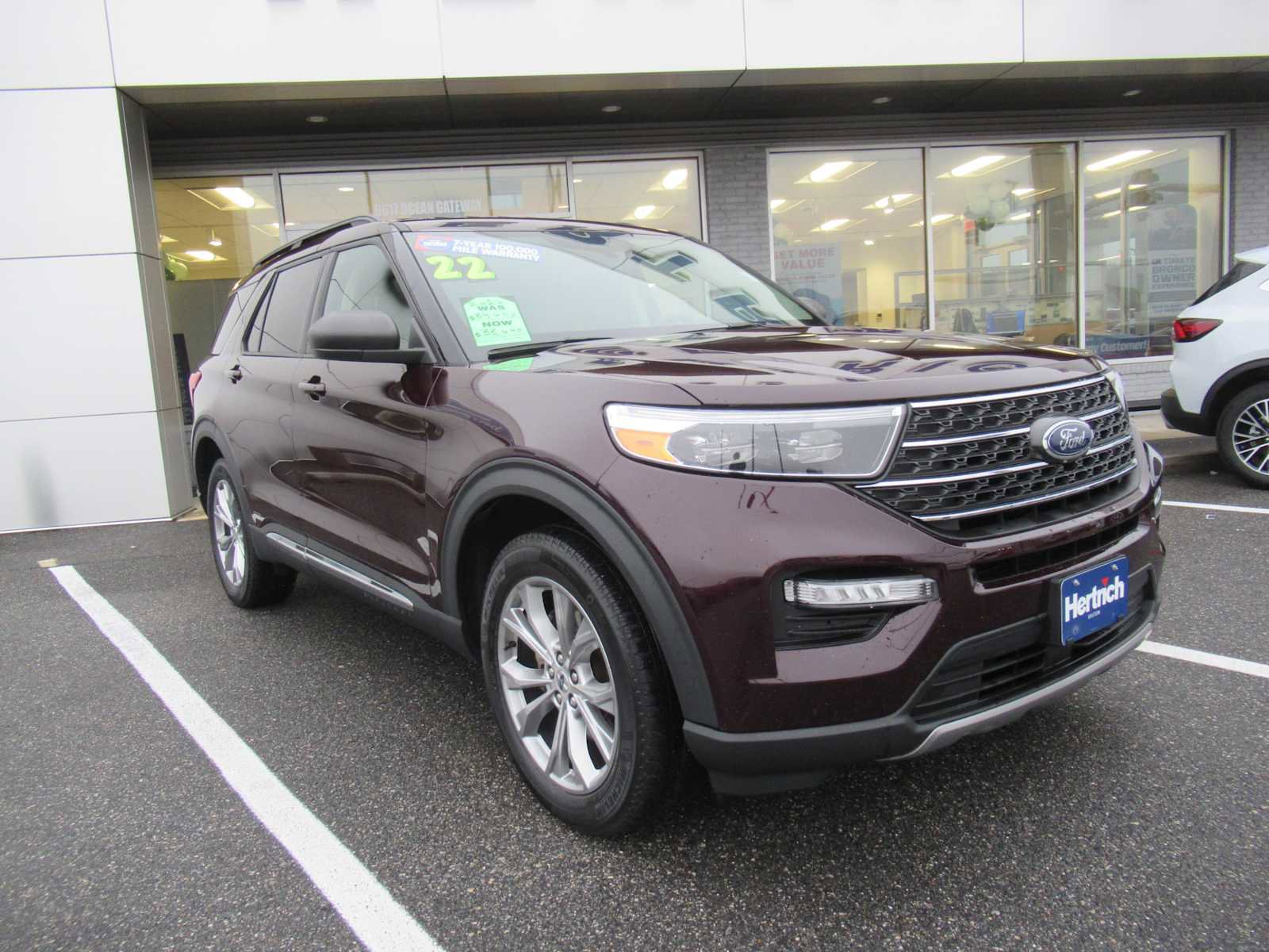 Used 2022 Ford Explorer XLT w/ Equipment Group 202A image 3