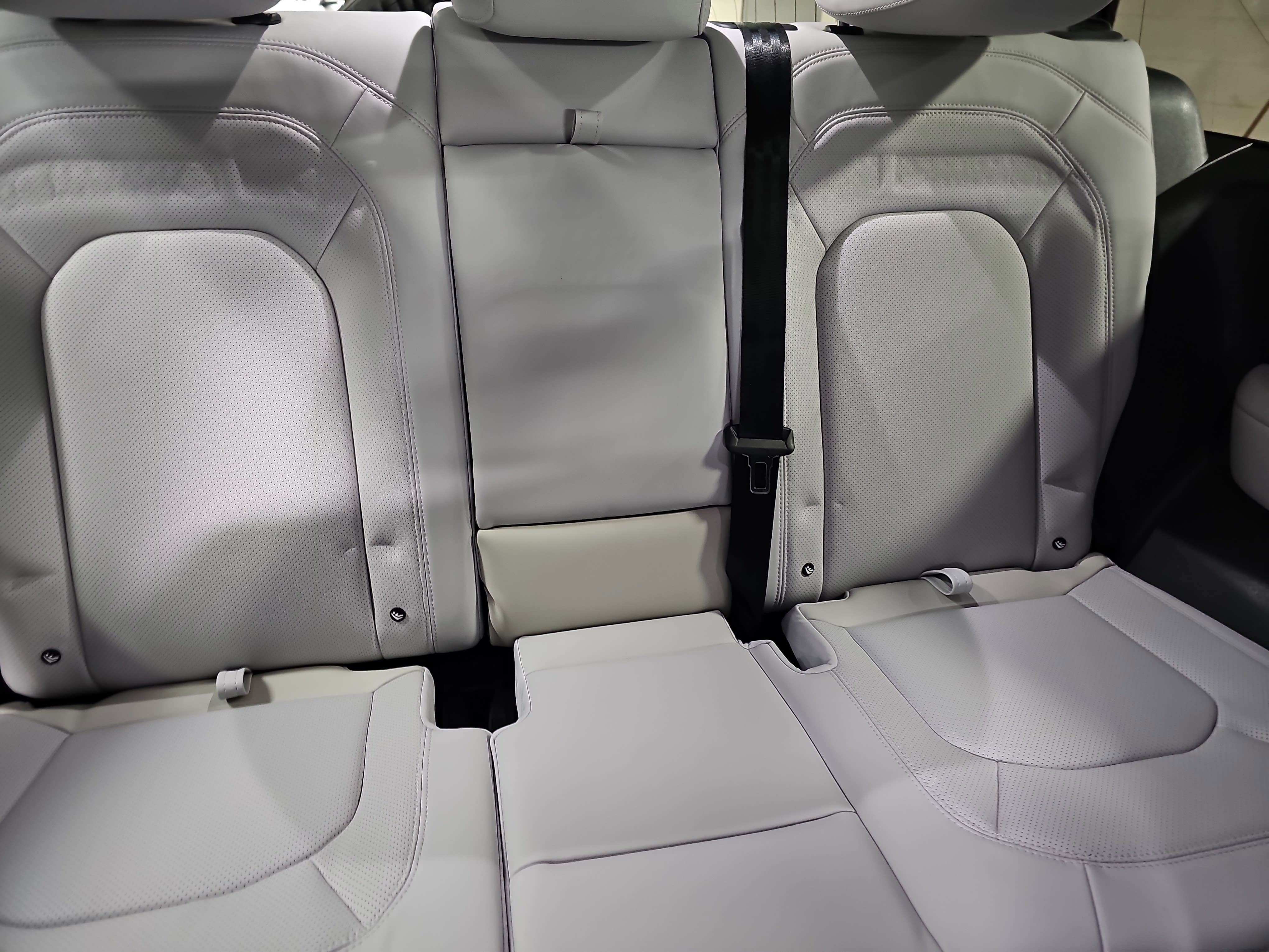 Used 2025 Land Rover Defender 90 X-Dynamic SE image 11