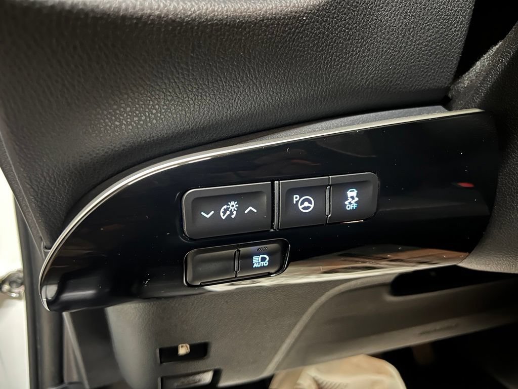 Certified 2022 Toyota Prius LE FWD image 34