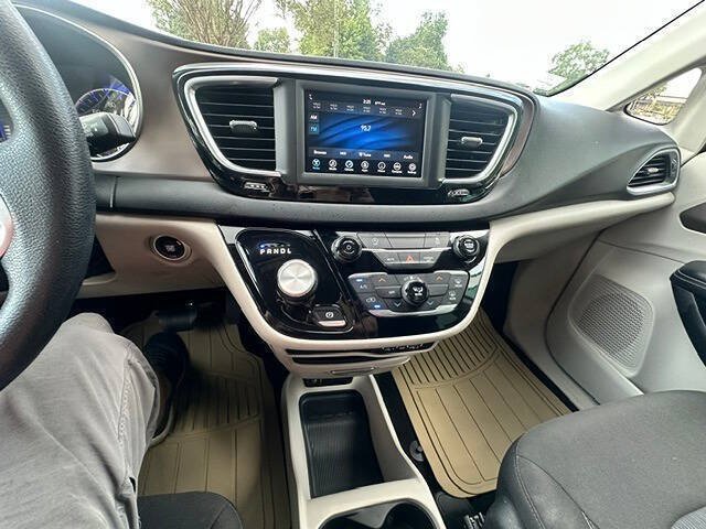 Used 2021 Chrysler Voyager L FWD image 17