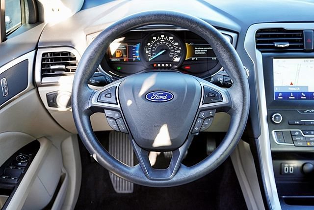 Used 2020 Ford Fusion SE FWD image 18
