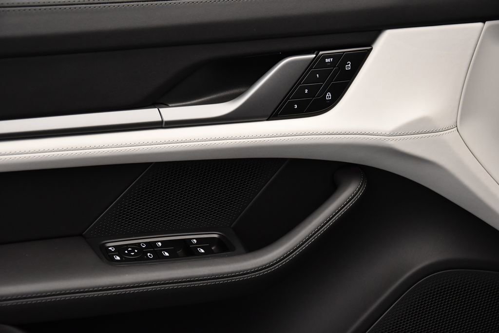 Used 2025 Porsche Taycan image 34