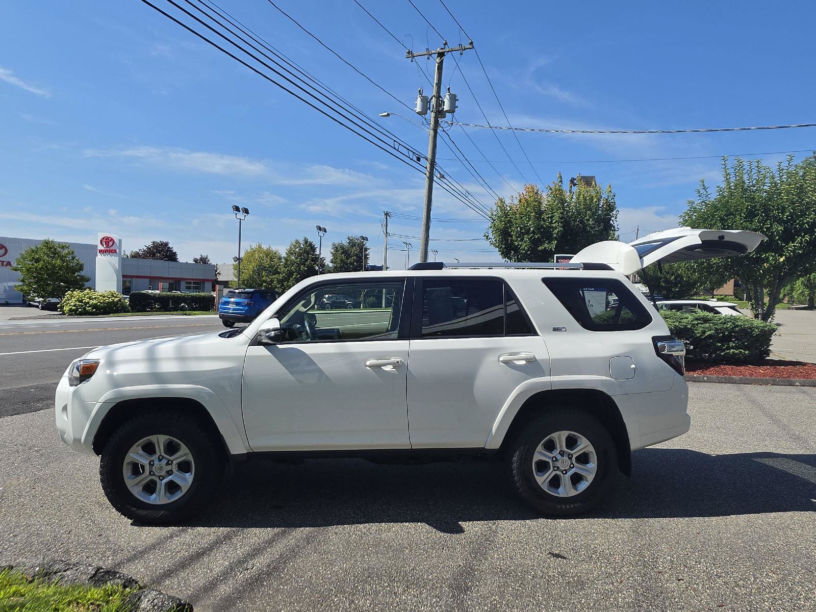 Used 2021 Toyota 4Runner SR5 Premium w/ Moonroof Package AWD/4WD image 5