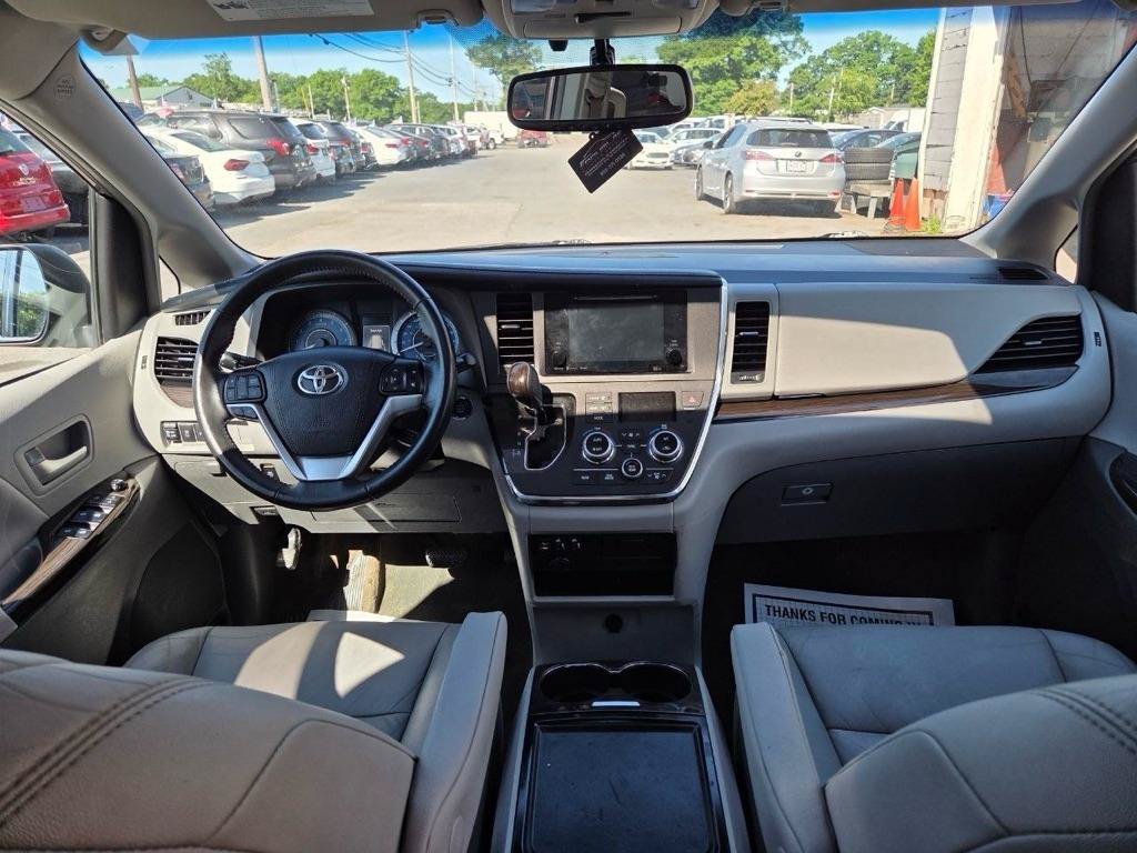 Used 2017 Toyota Sienna XLE w/ XLE Navigation Package AWD/4WD image 29