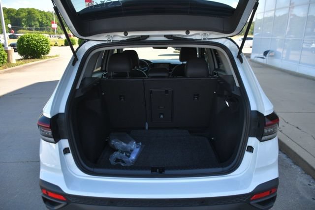 Used 2025 Volkswagen Taos SE w/ Taos MDO Package FWD image 9