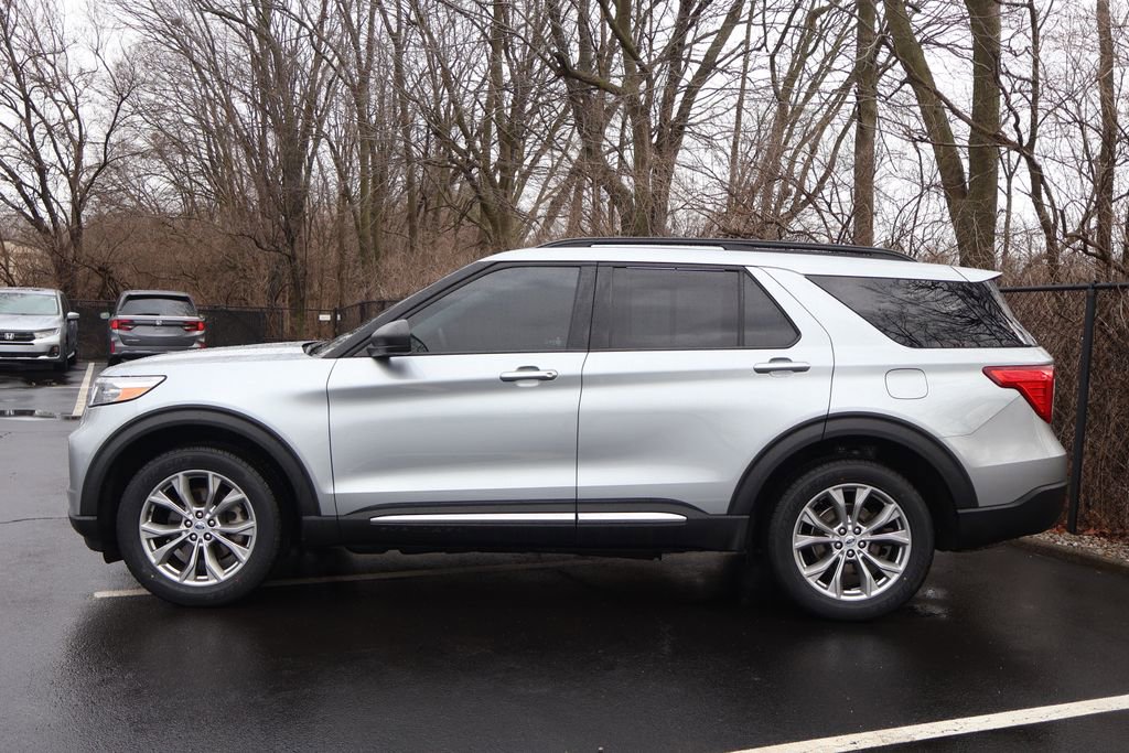 Used 2022 Ford Explorer XLT w/ Equipment Group 202A image 4