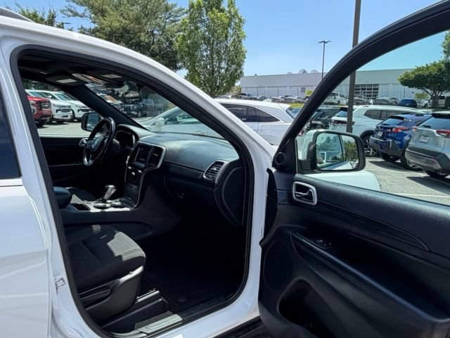 Used 2020 Jeep Grand Cherokee Laredo AWD/4WD image 26