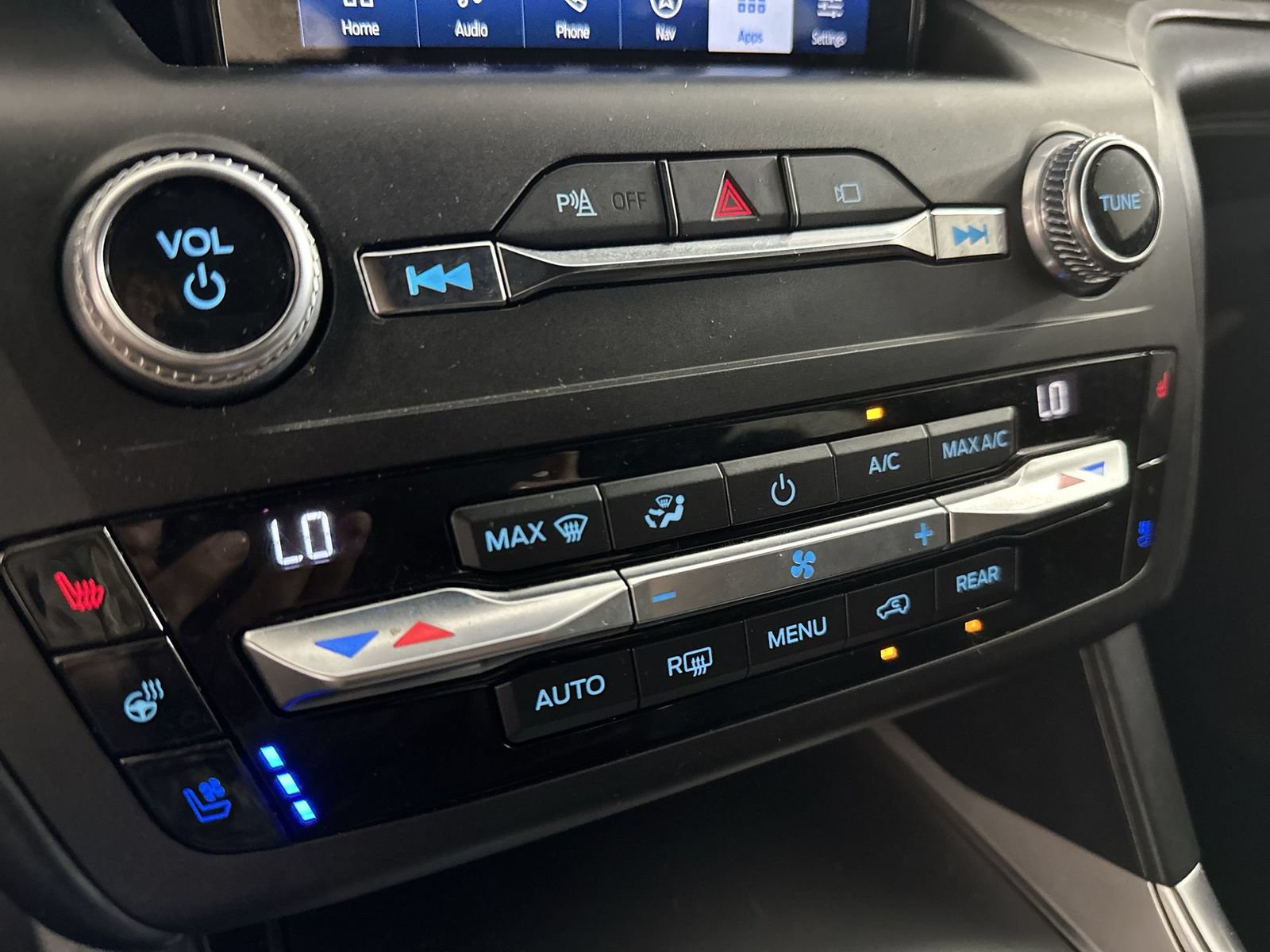 Used 2020 Ford Explorer Platinum w/ Premium Technology Package AWD/4WD image 19